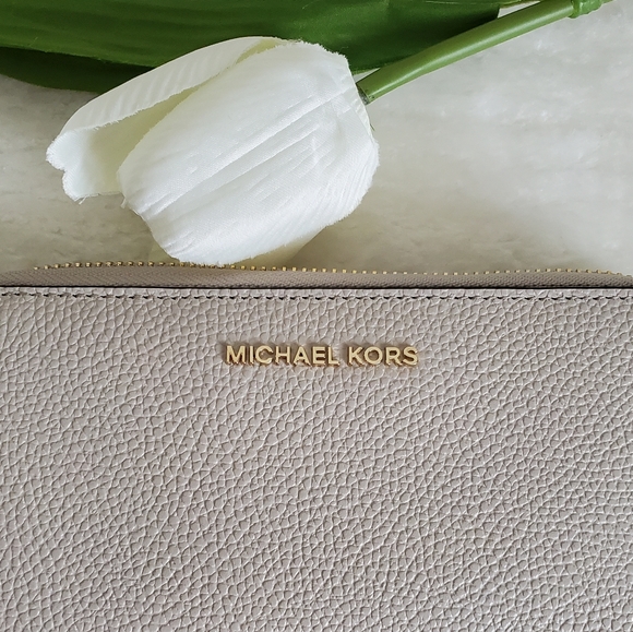 MICHAEL KORS WALLET/PHONE CASE - Picture 2 of 13